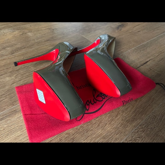 CHRISTIAN LOUBOUTIN-AUTHENTIC, Brand New Green Patent Leather Pumps - Picture 10 of 13